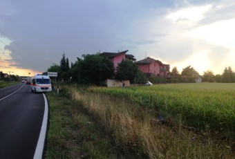 Incidente stradale auto nel Fossato a Trezzano Rosa Busnago Soccorso