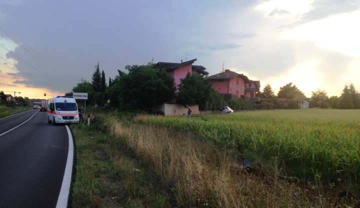 Incidente stradale auto nel Fossato a Trezzano Rosa Busnago Soccorso