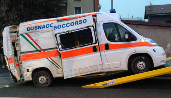 Incidente stradale coinvolta un'ambulanza di Busnago Soccorso.