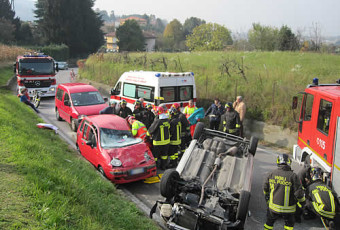 Incidente Stradale a Rovagnate, auto ribaltata.