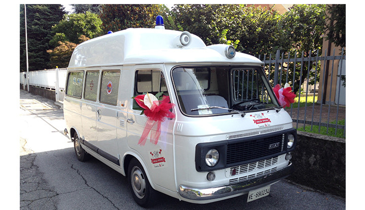 Fiat 238 Ambulanza al matrimonio.