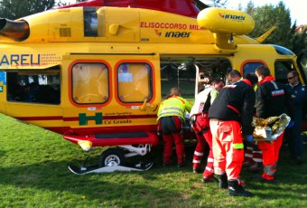 Incidente tra motociclisti, interviene l'elisoccorso.