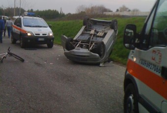 Incidente Stradale, auto ribaltata a Colnago.