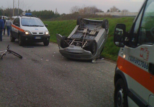 Incidente Stradale, auto ribaltata a Colnago.