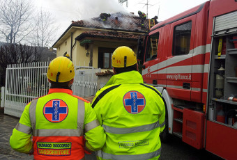 Incendio in abitazione intervenuti i vigili del fuoco ed ambulanza di Busnago Soccorso.