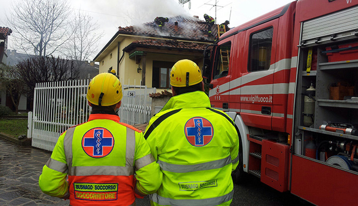 Incendio in abitazione intervenuti i vigili del fuoco ed ambulanza di Busnago Soccorso.