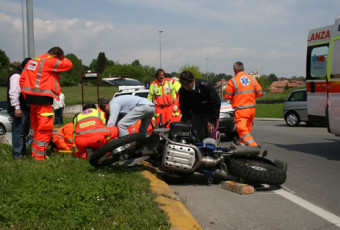 Merate: moto travolge un 87enne mentre attraversa la strada, due i feriti.