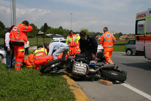 Merate: moto travolge un 87enne mentre attraversa la strada, due i feriti.