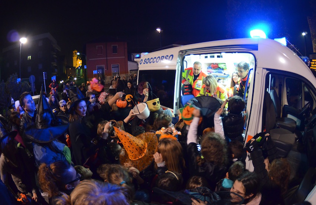 Halloween_2014_Streghetta_in_Ambulanza_Busnago_Soccorso_Onlus