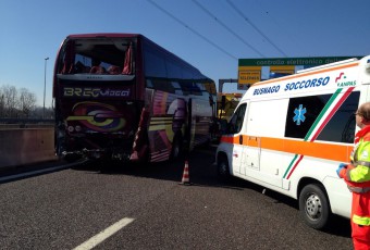 maxiemergenza_incidente_stradale_a4_tir_contro_bus_busnagosoccorso